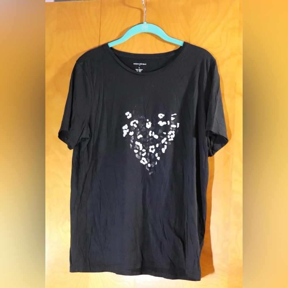 Banana Republic black t-shirt with animal print heart, size large - Picture 2 of 9